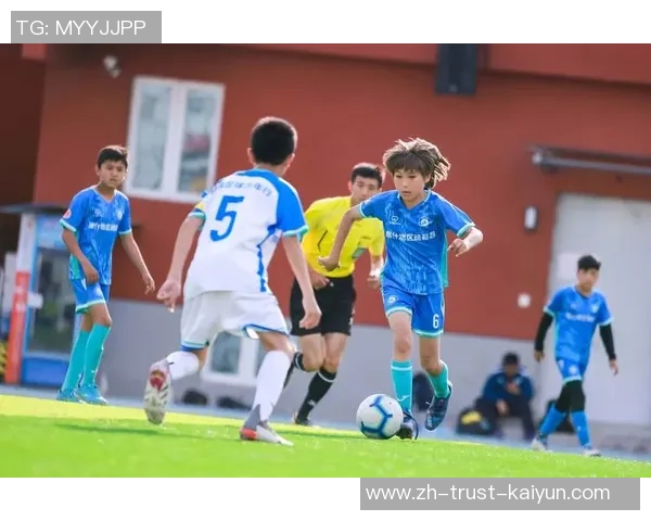 踢足球的乐趣与激情探索青少年成长中的团队精神与个人发展